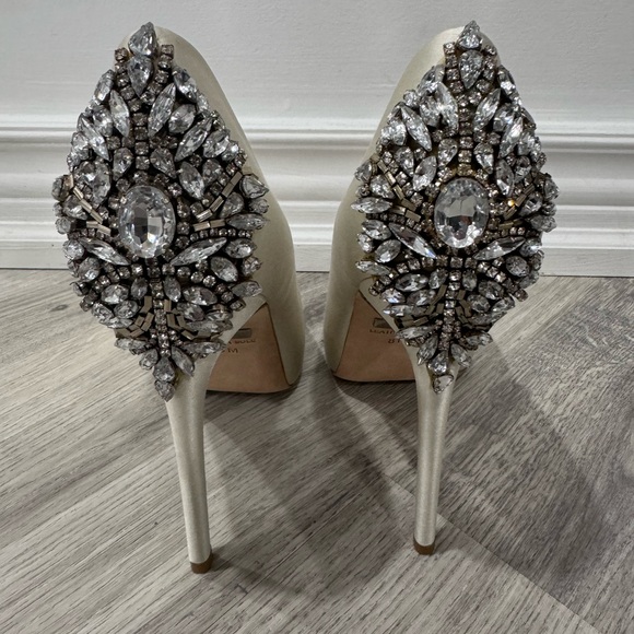 Badgley Mischka Kiara Embellished Ivory
Peep-toe Pump - Picture 4 of 15
